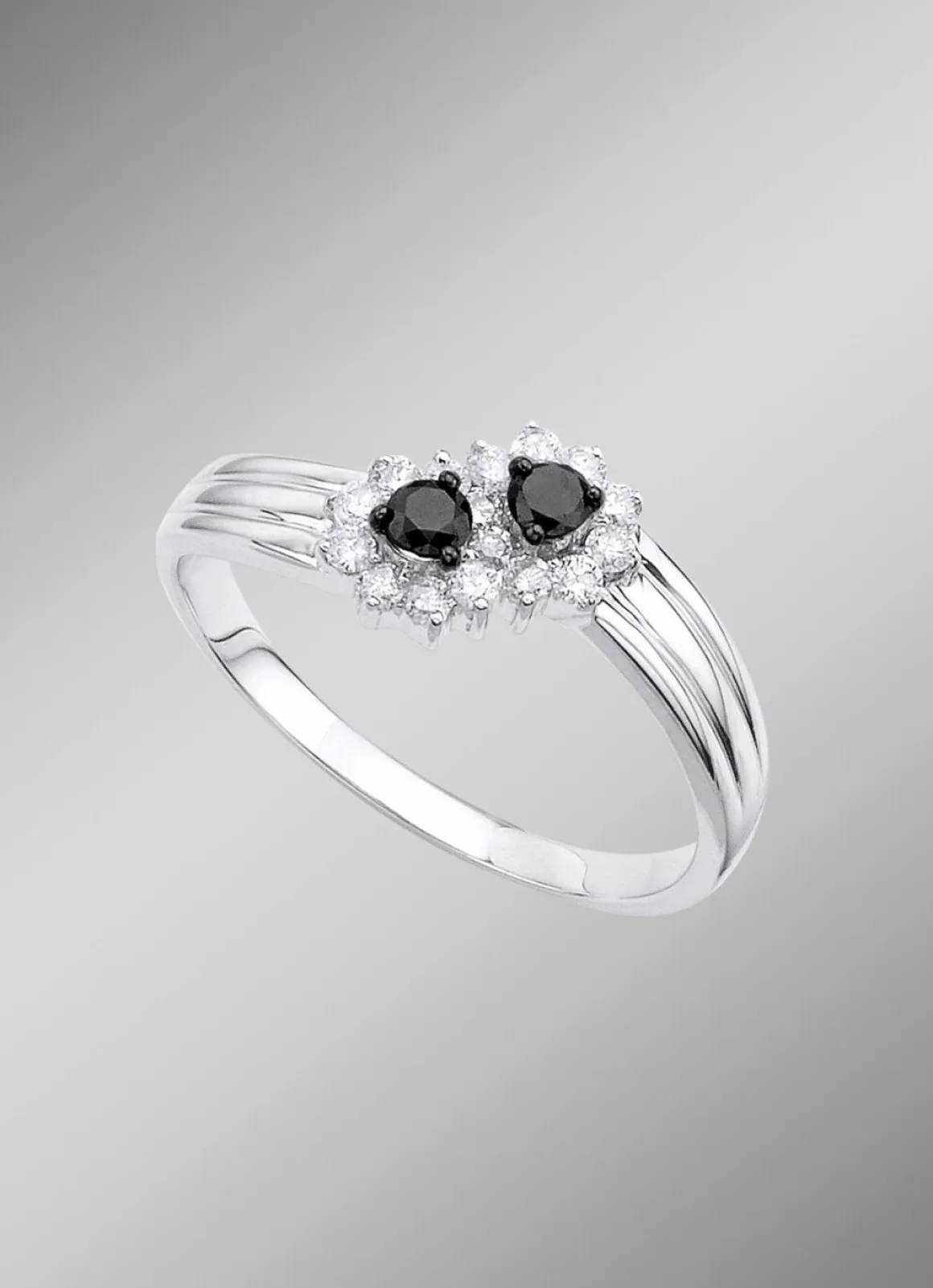 Bildschöner Damenring mit 16 Diamanten