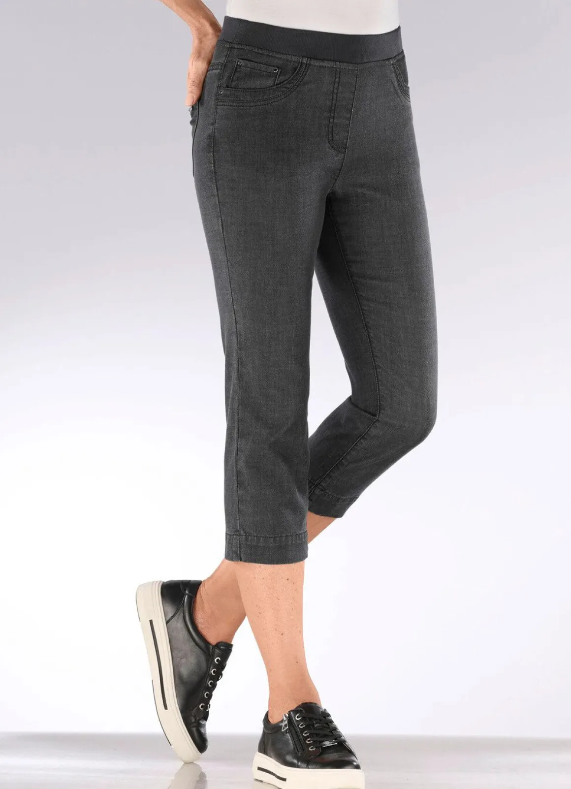 Caprijeans mit Strasssteinchenzier