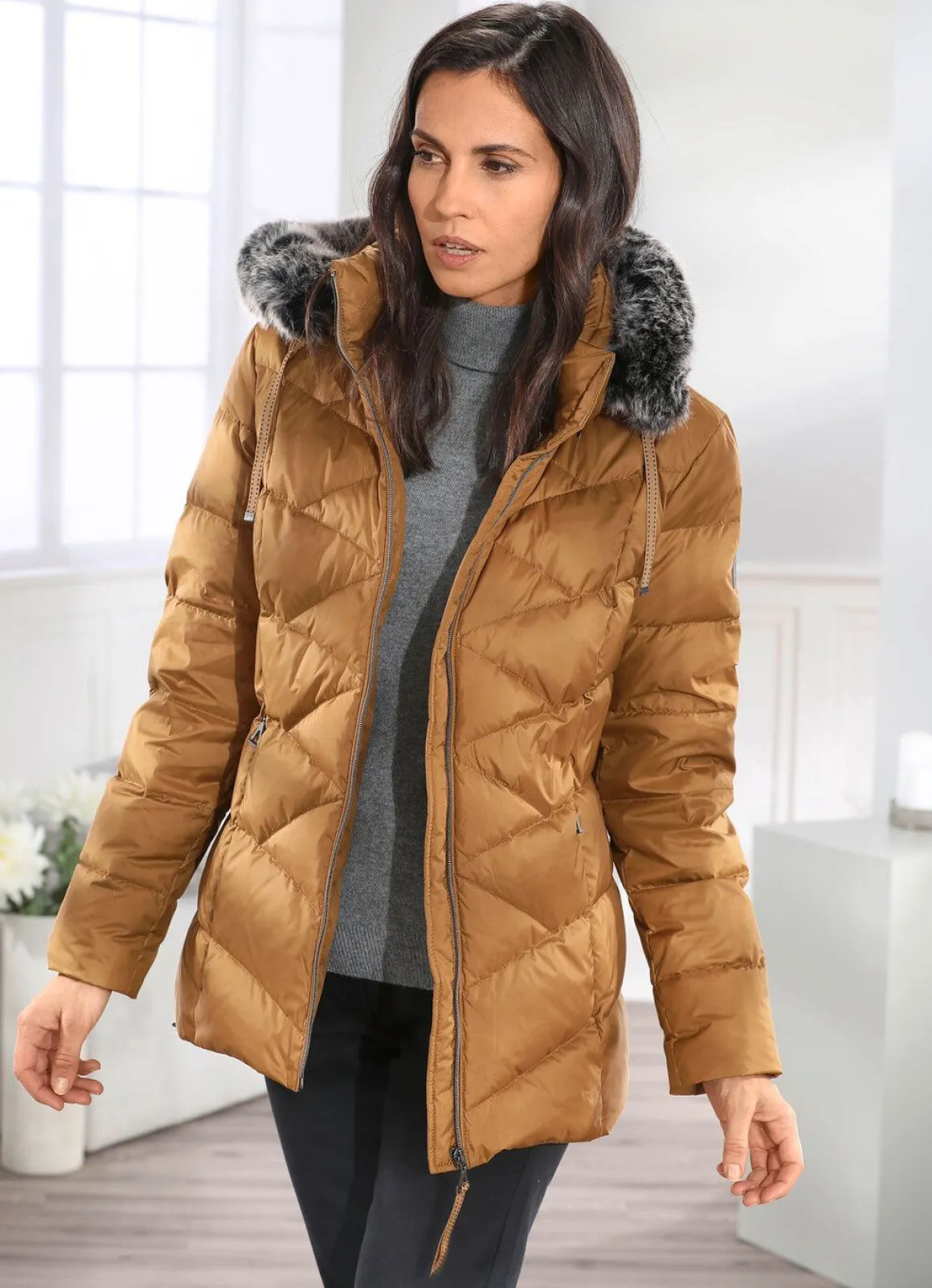 Daunenjacke mit abnehmbarer Kapuze
