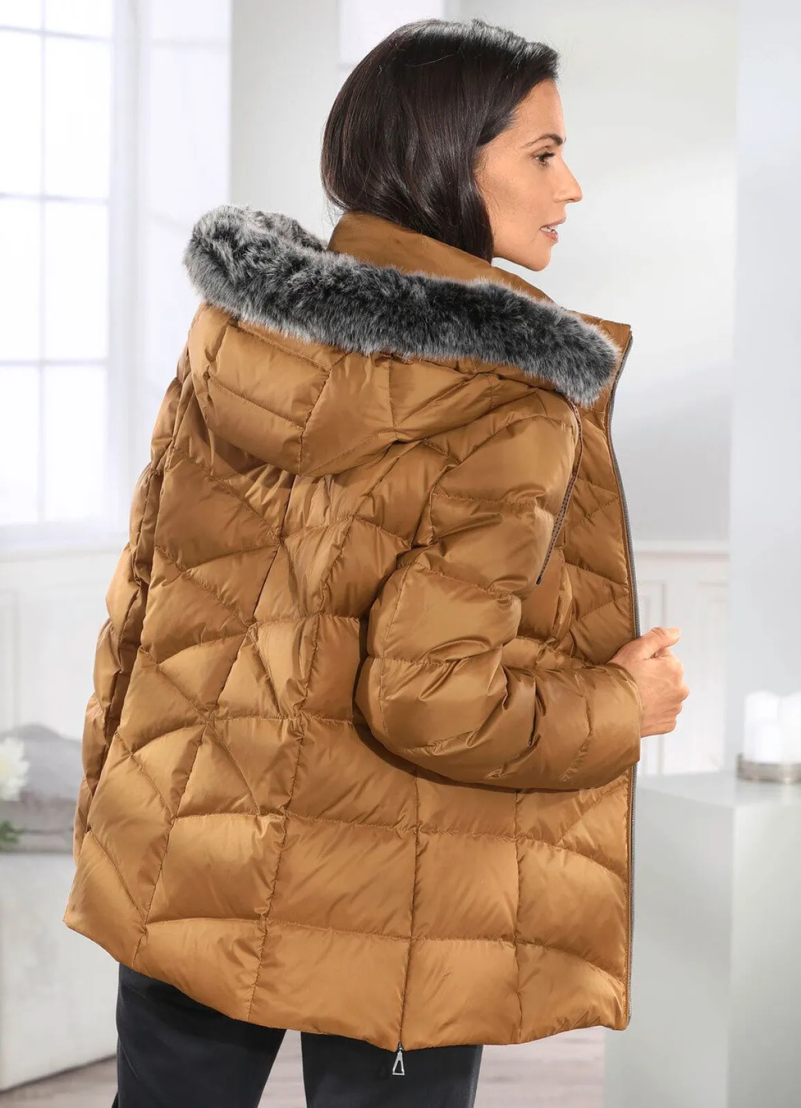 Daunenjacke mit abnehmbarer Kapuze
