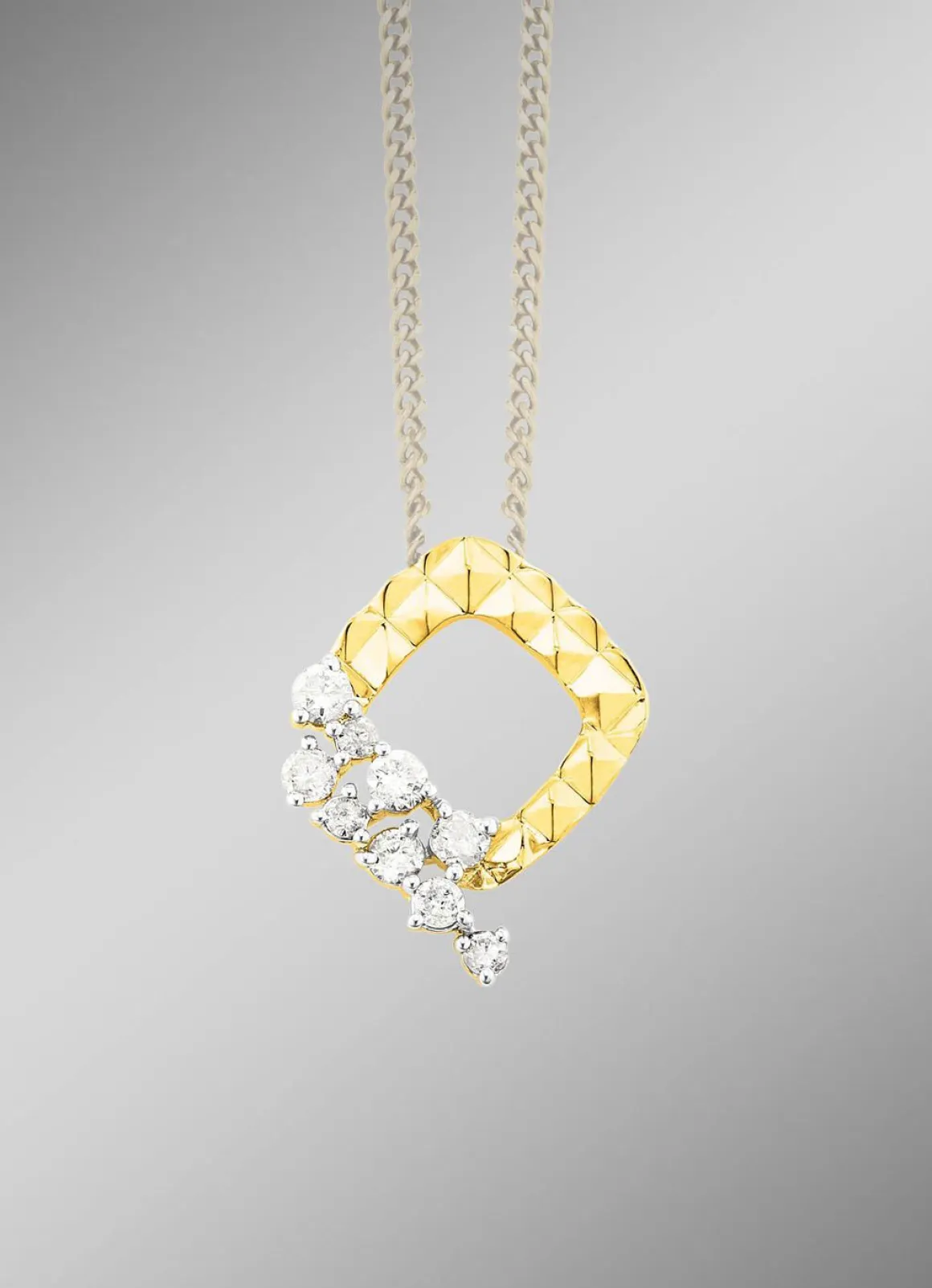 Diamantierter Anhänger mit 9 Brillanten