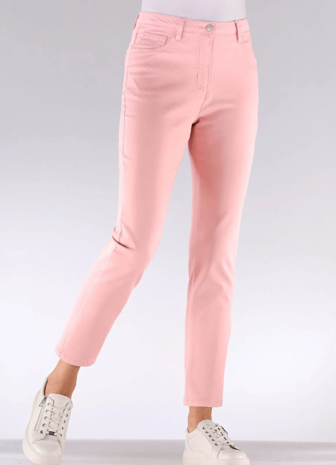 Edeljeans mit Stickerei in 7/8-Länge