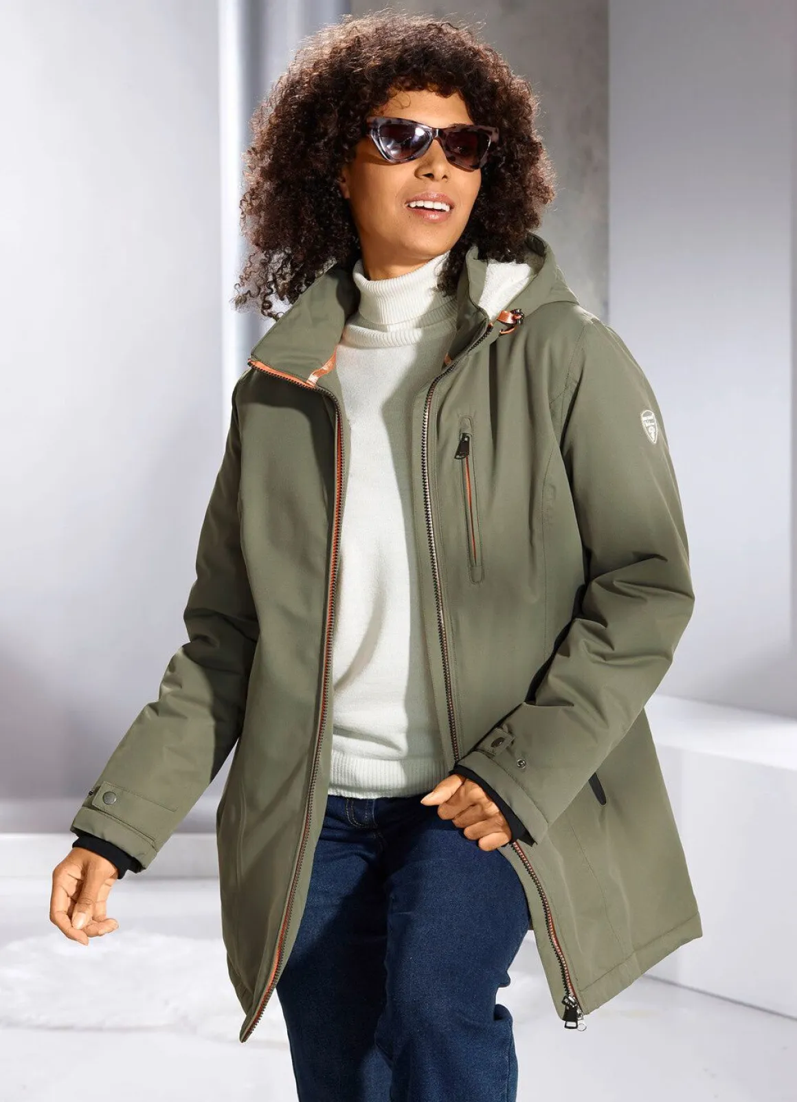 Funktionsjacke mit fester Kapuze
