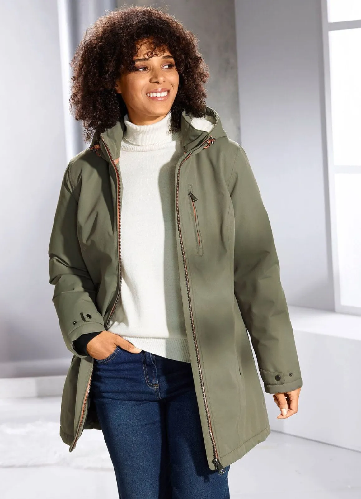 Funktionsjacke mit fester Kapuze