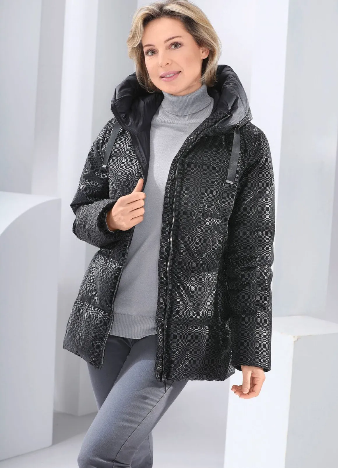 Funktionsjacke mit fester Kapuze