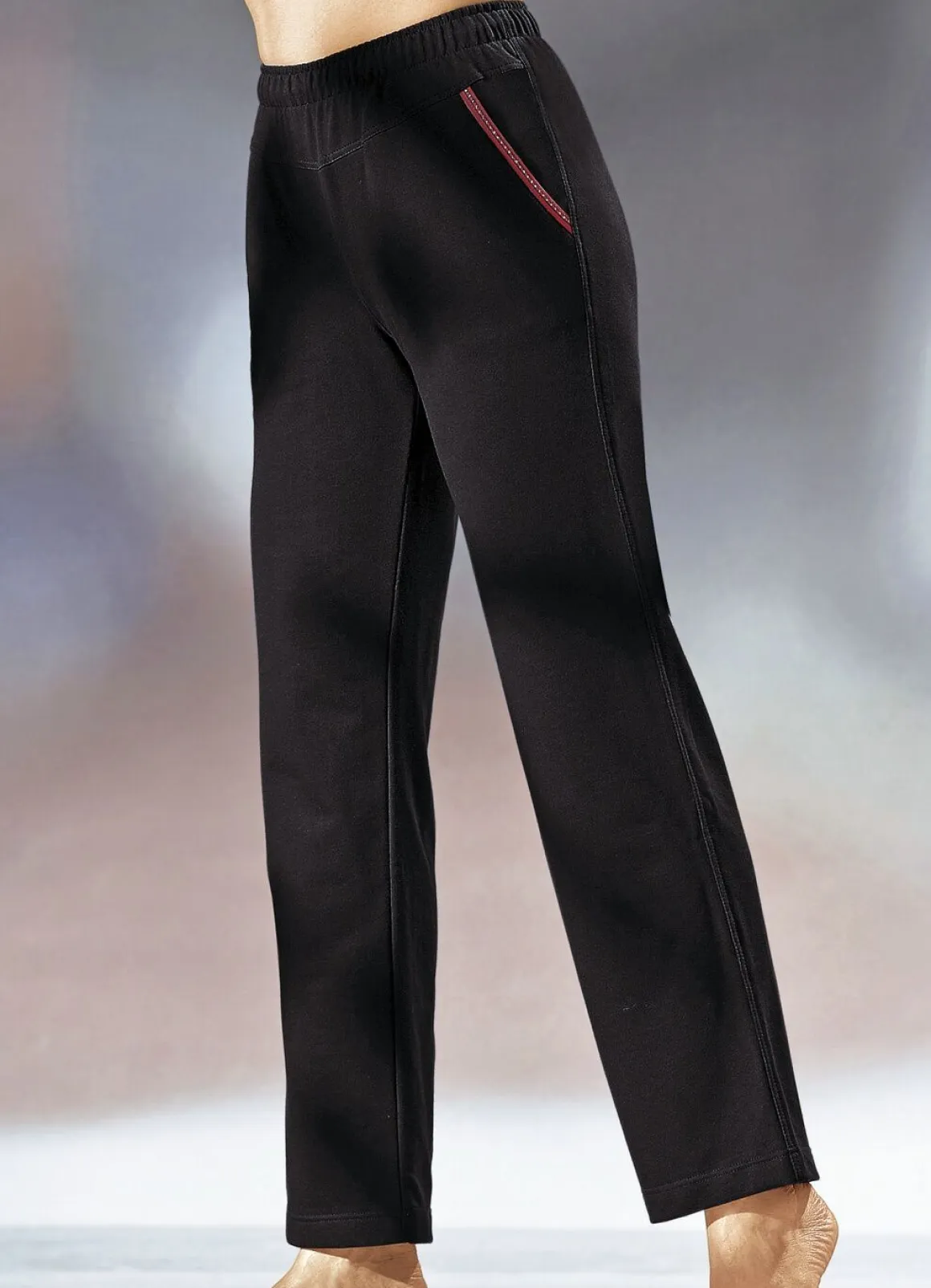 Hose mit Glanzgarn besticktem Zierband