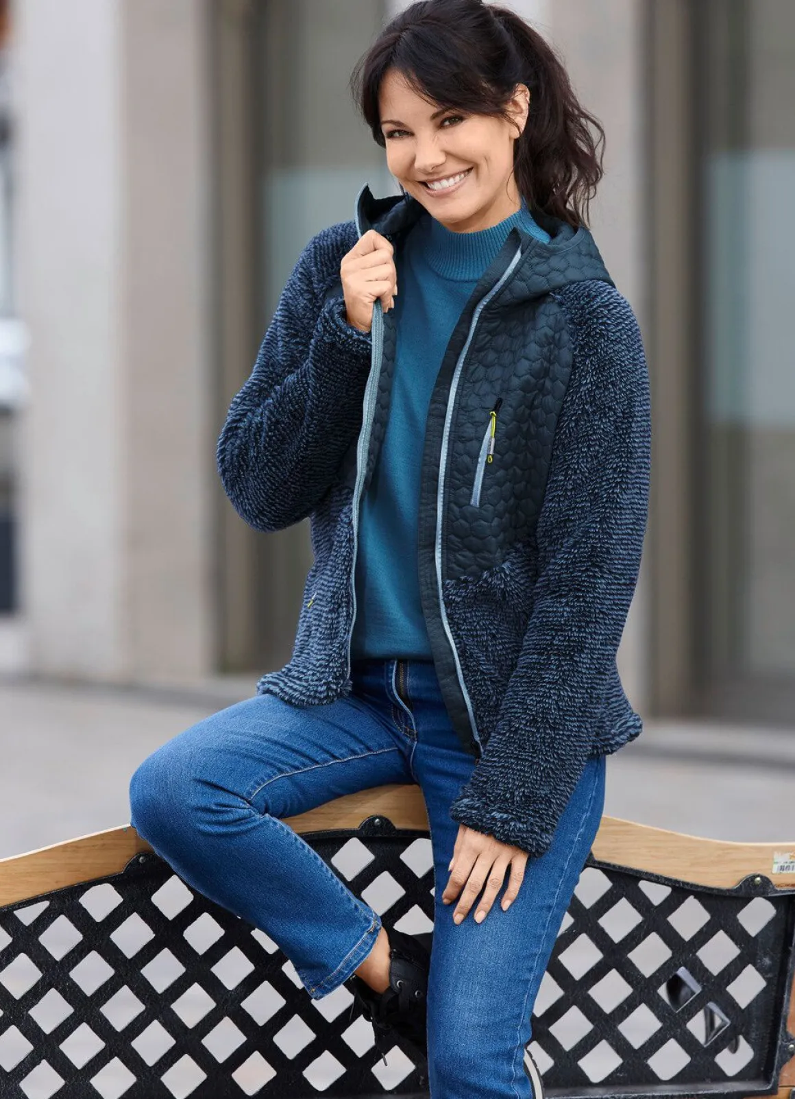 Jacke im aktuellen Materialmix