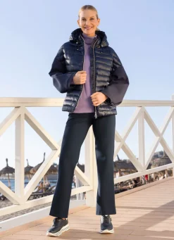 Jacke in trendaktuellem Materialmix