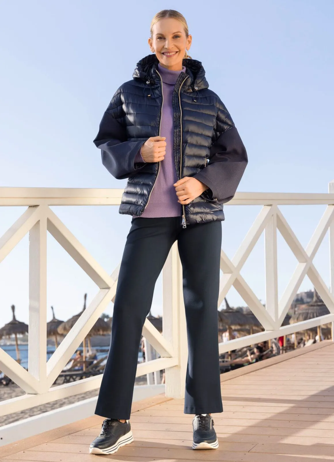 Jacke in trendaktuellem Materialmix