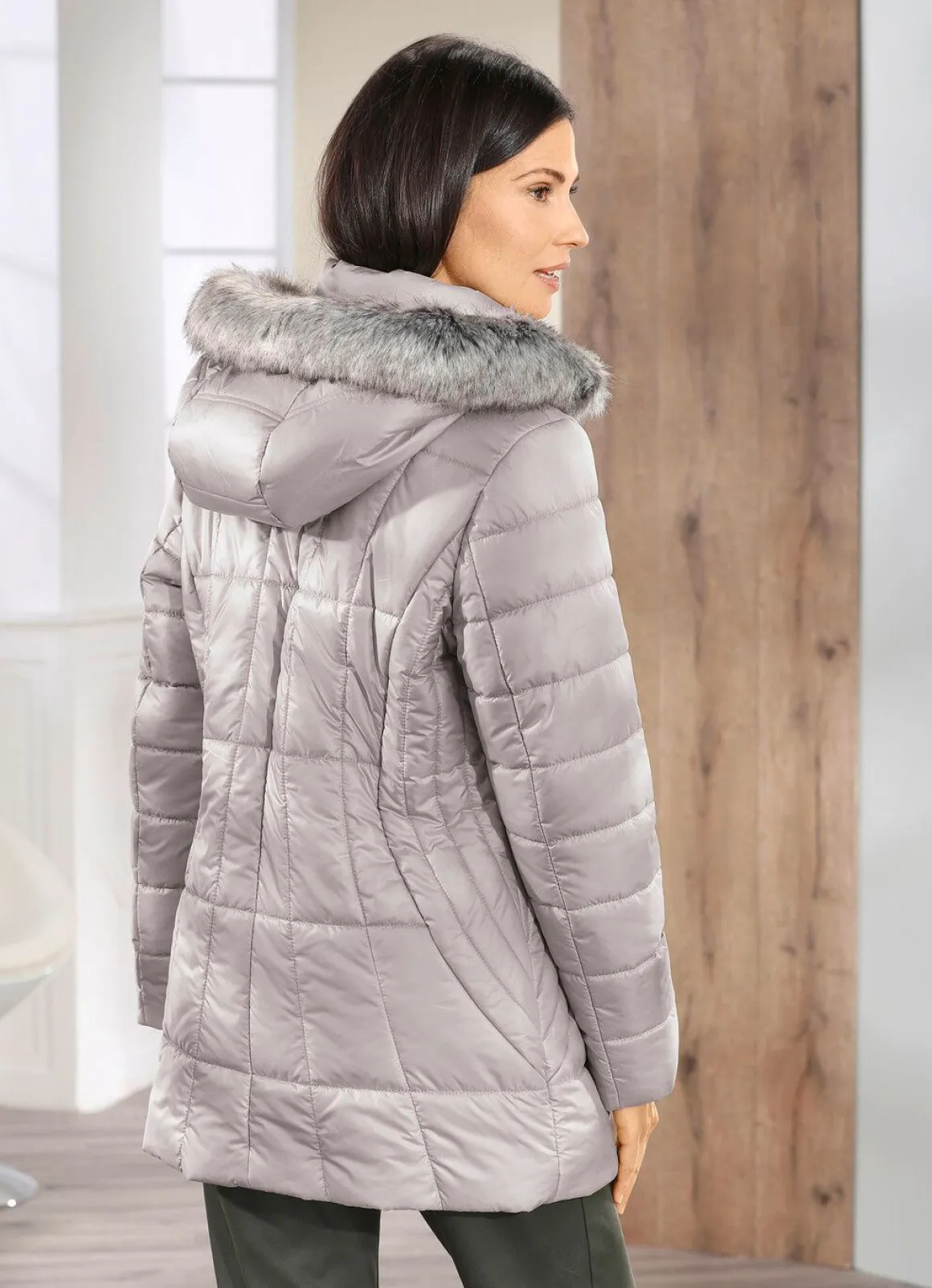 Jacke mit abnehmbarer Kapuze