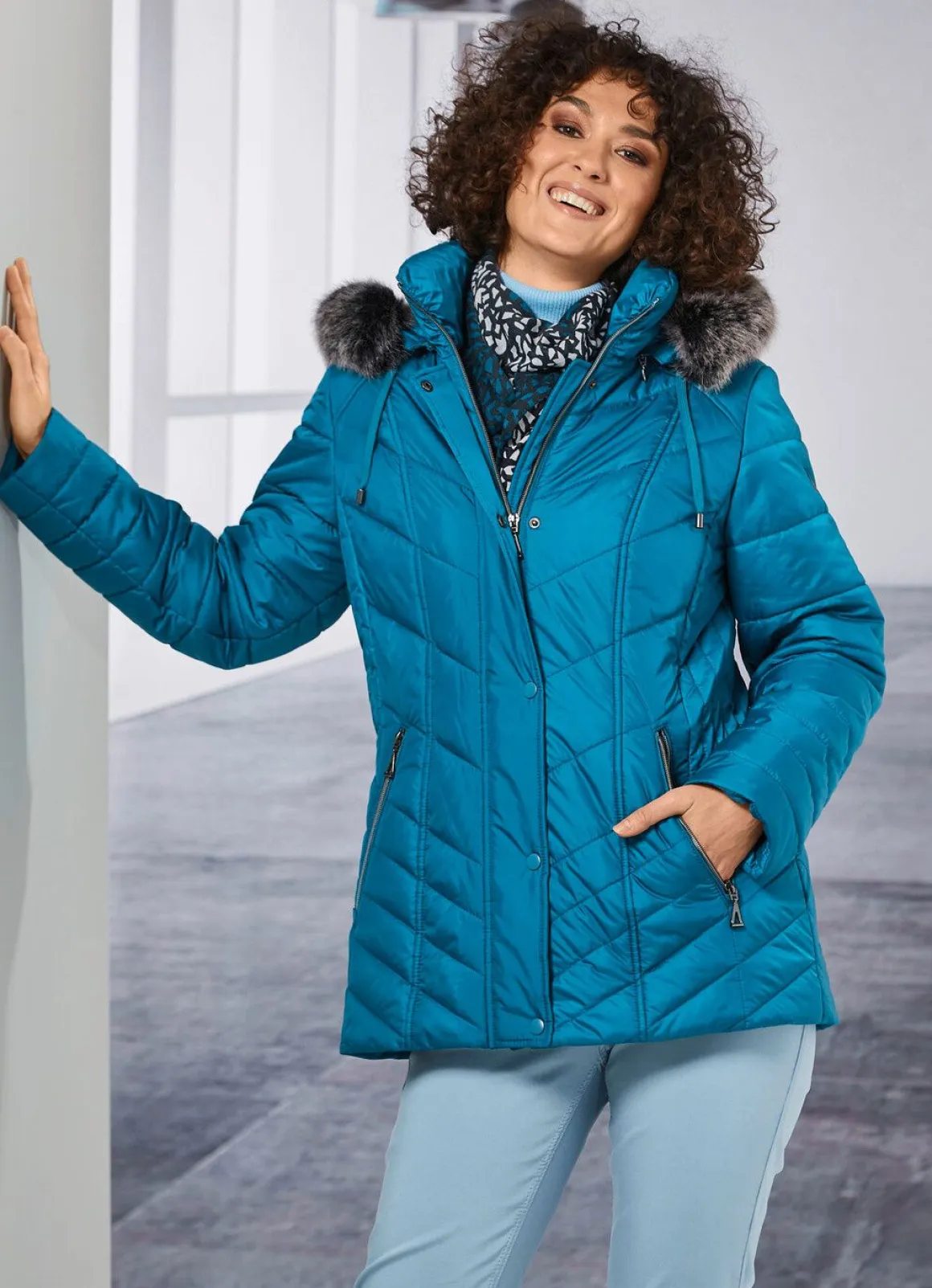 Jacke mit abnehmbarer Kapuze