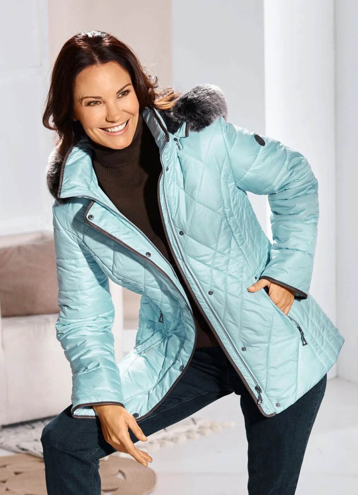 Jacke mit figurfreundlicher Längssteppung seitlich