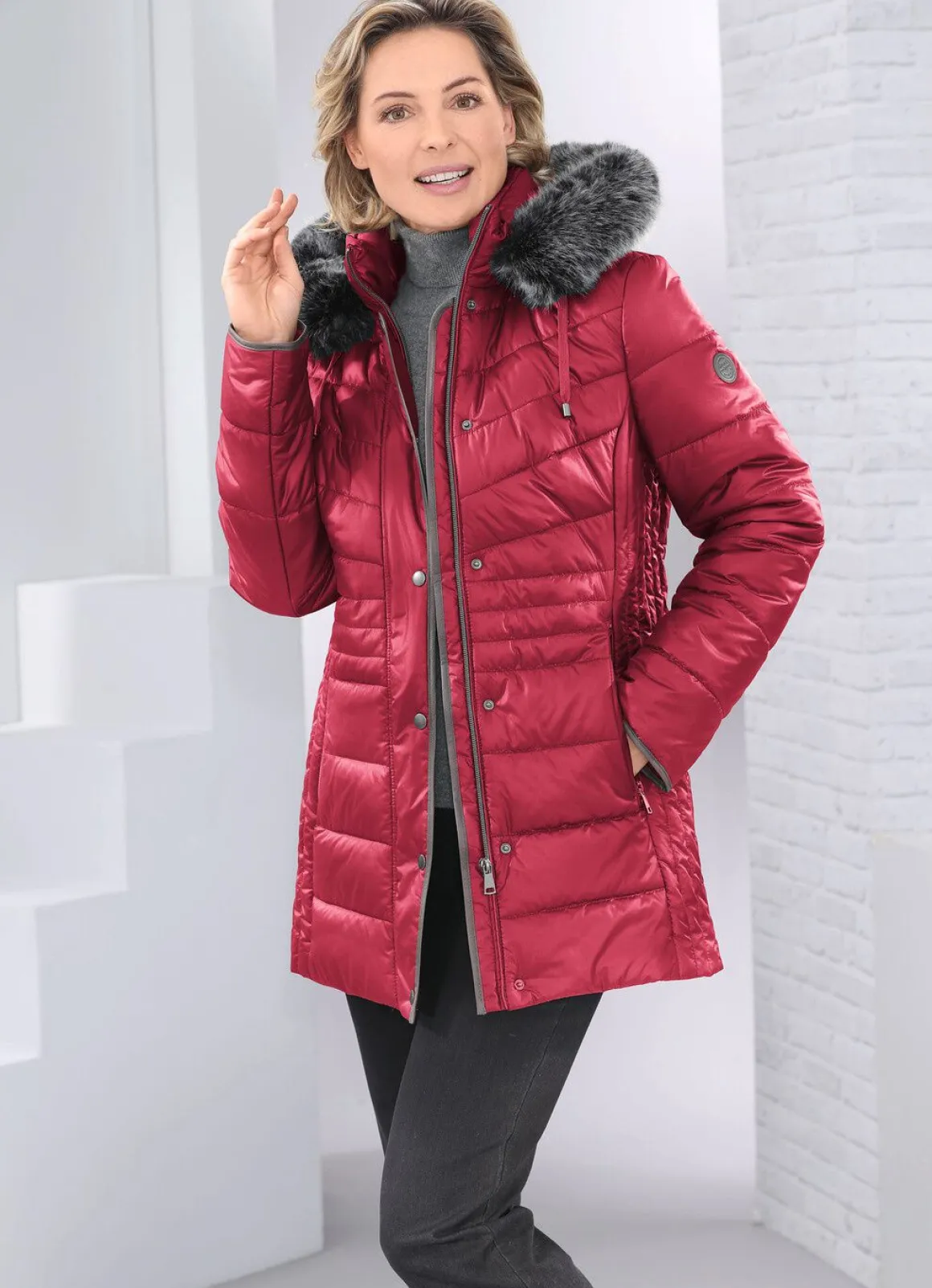 Jacke mit figurfreundlicher Längssteppung seitlich