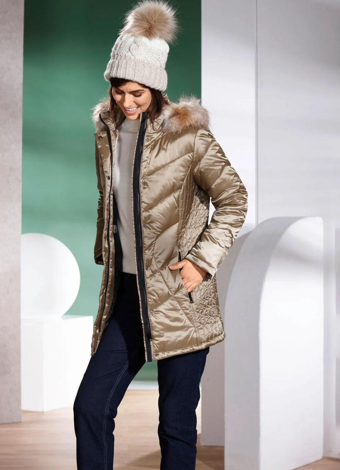 Jacke mit figurschmeichelnder Längssteppung seitlich