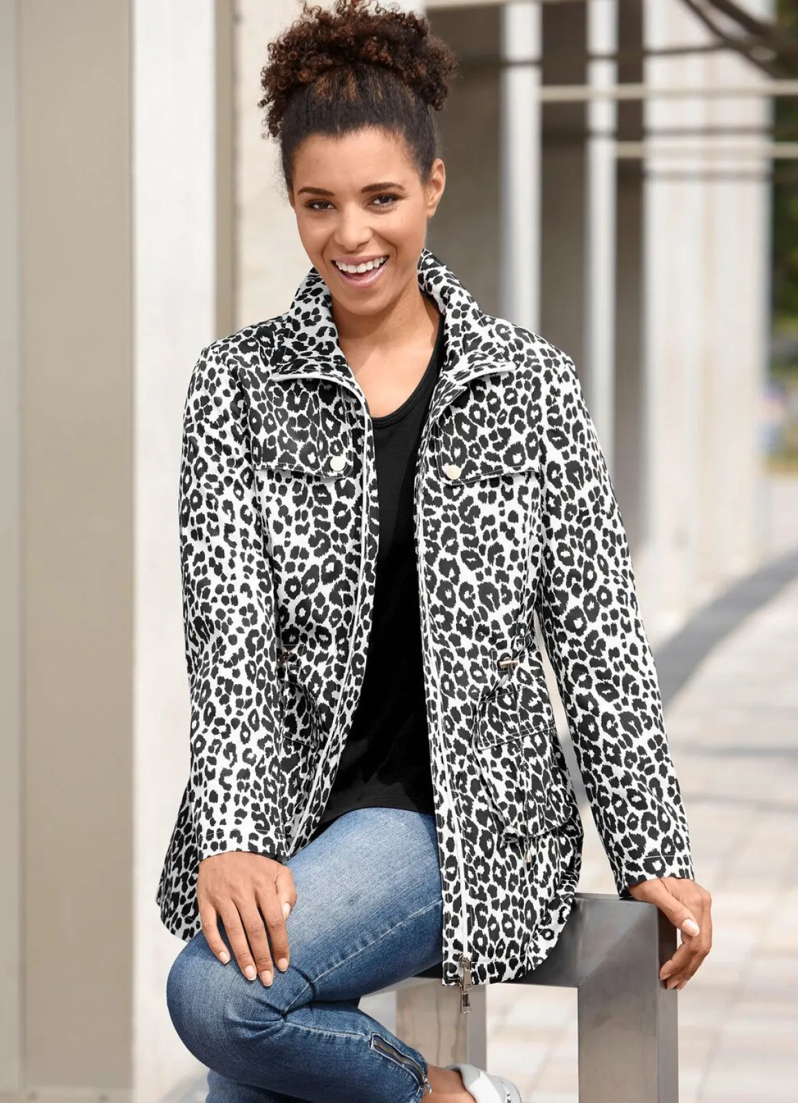 Jacke mit trendgenauem Raubtierfell-Dessin