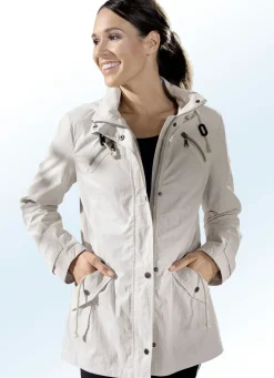 Jacke mit weitenregulierbaren Ärmelriegeln