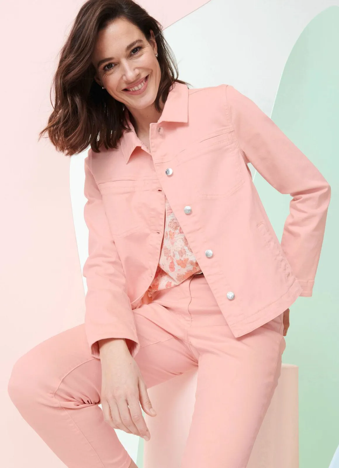 Jeansjacke mit stiltypischen Nähten