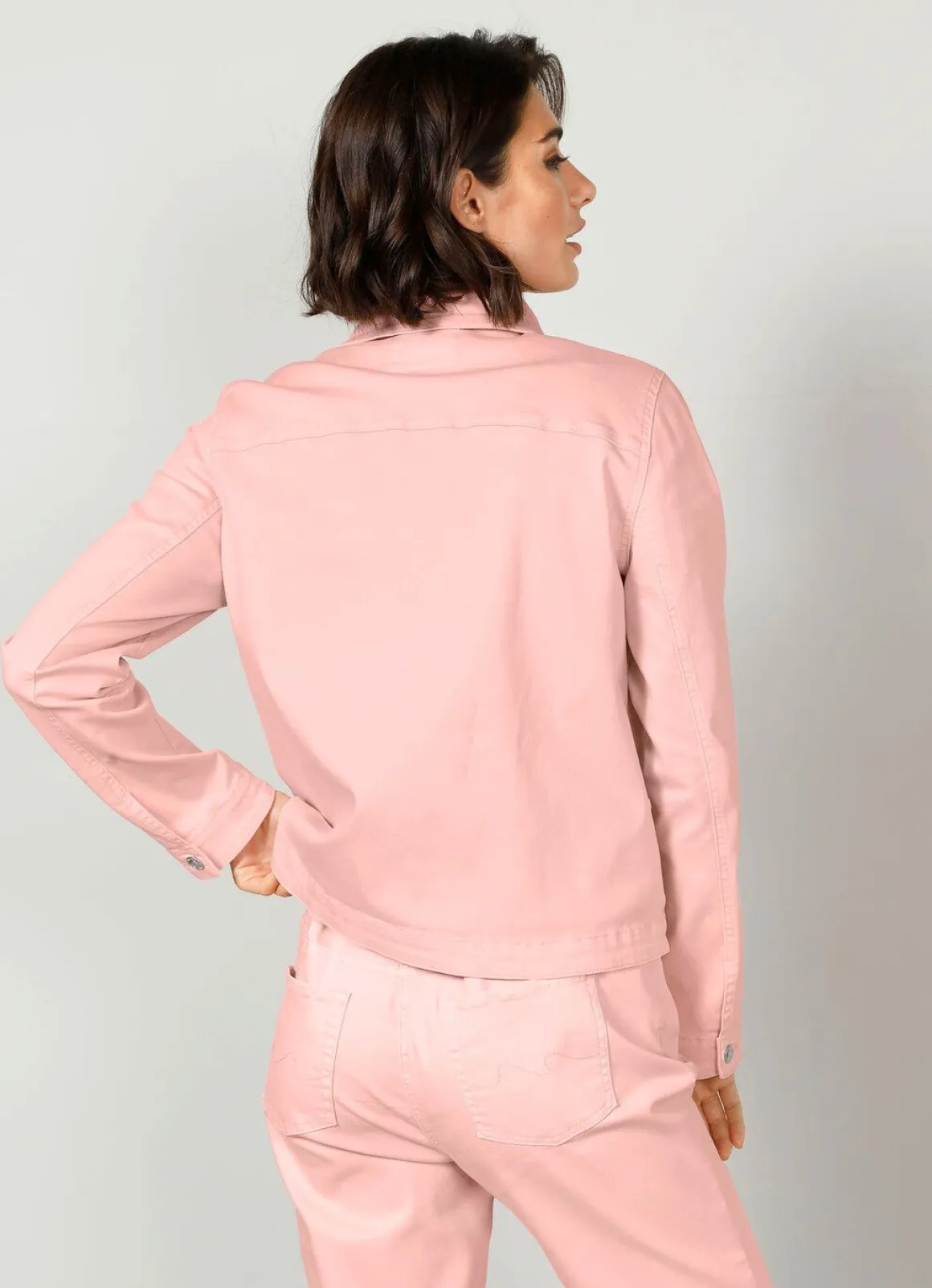 Jeansjacke mit stiltypischen Nähten