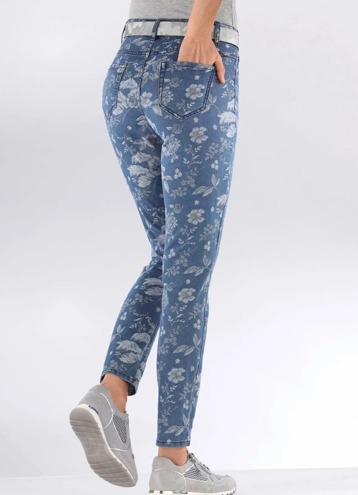 Jeans mit floraler Dessinierung