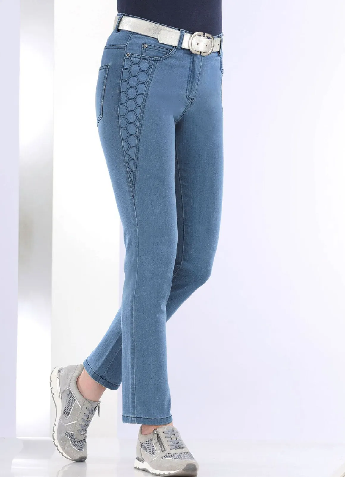 Jeans mit schöner Stickerei