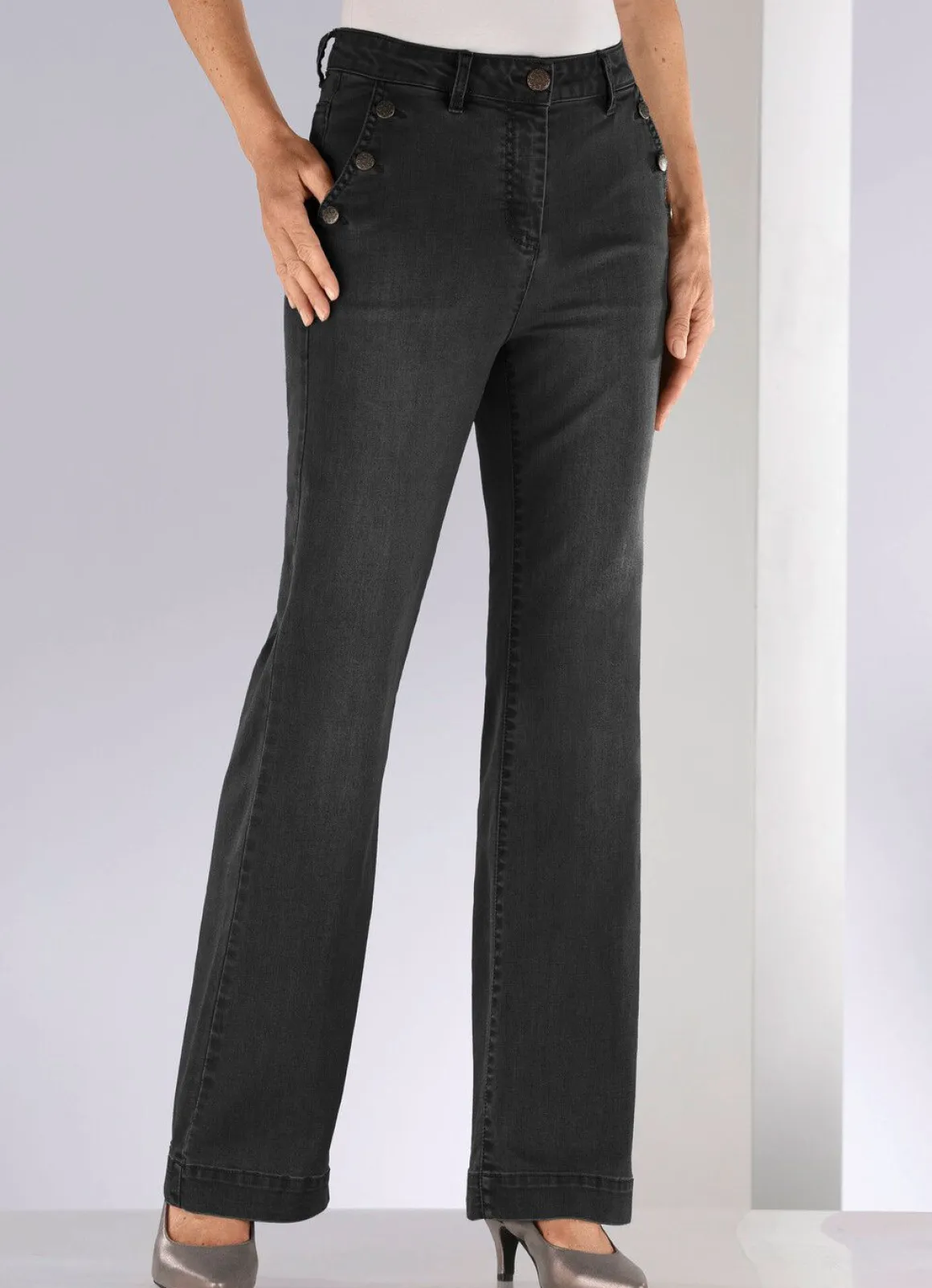 Jeans mit trendigen Zierknöpfen