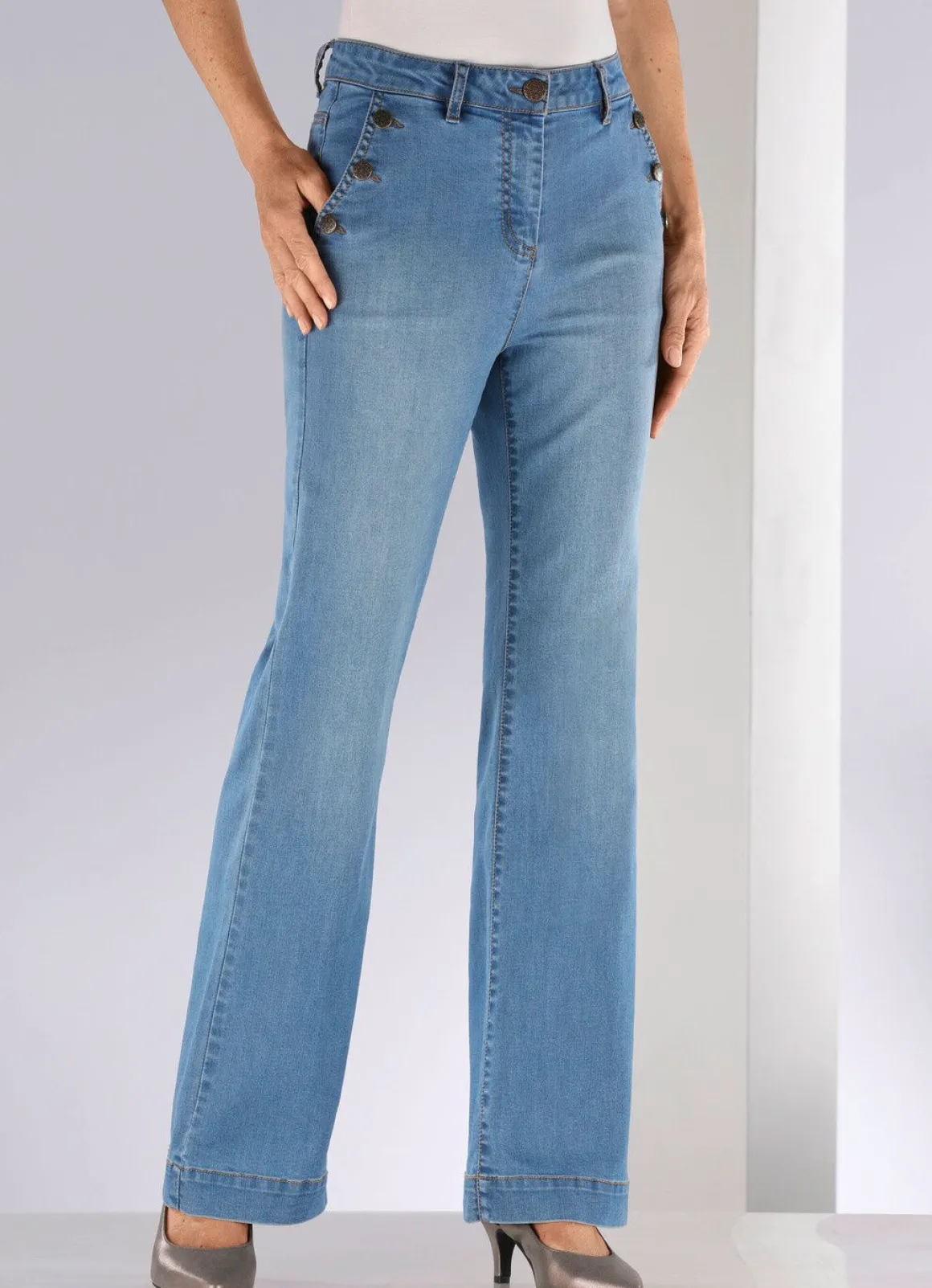 Jeans mit trendigen Zierknöpfen
