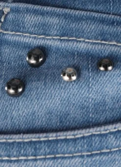 Jeans mit trendigen Ziernieten