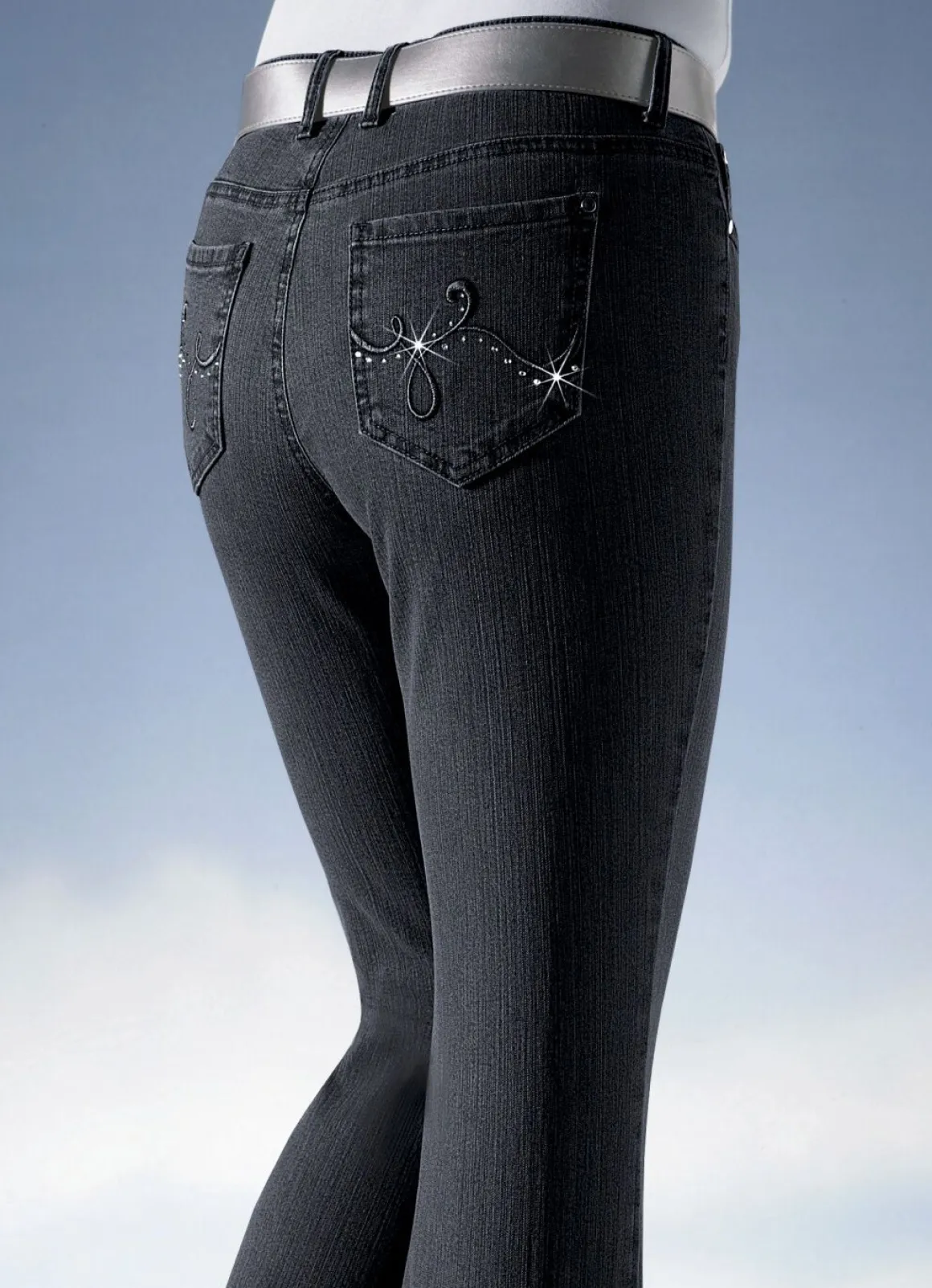 Jeans verziert mit funkelnden Strasssteinen