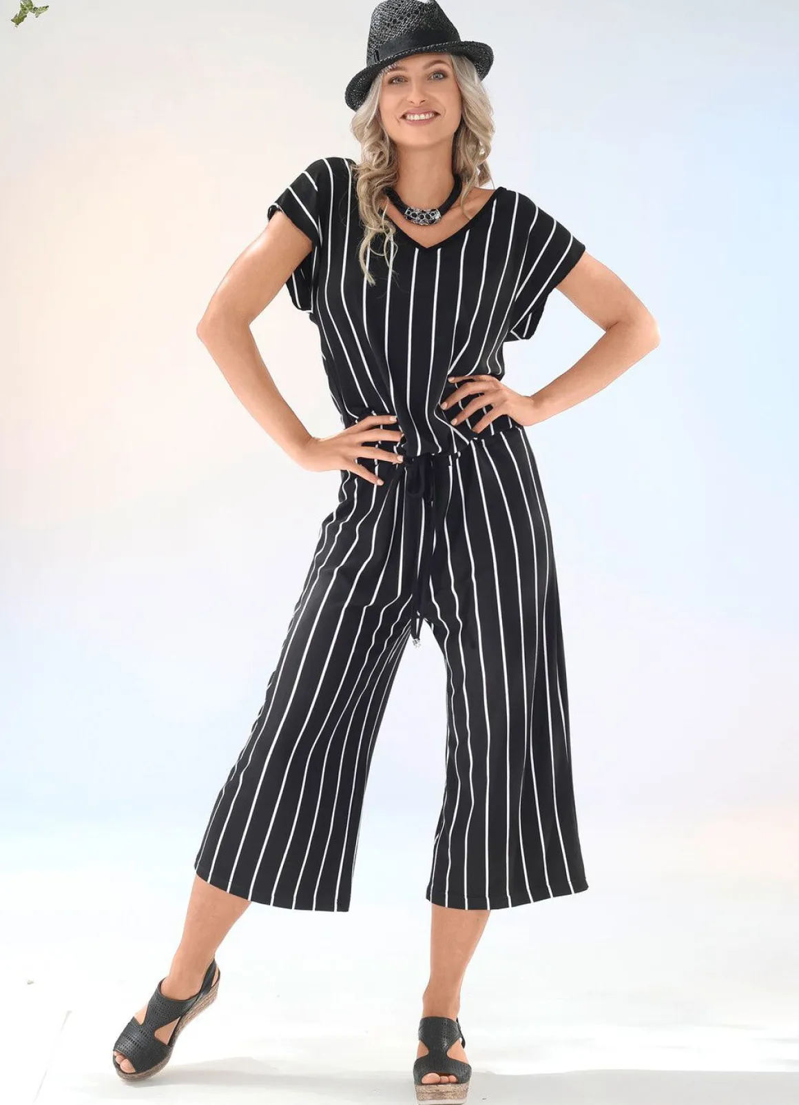 Jumpsuit mit Streifendessin allover