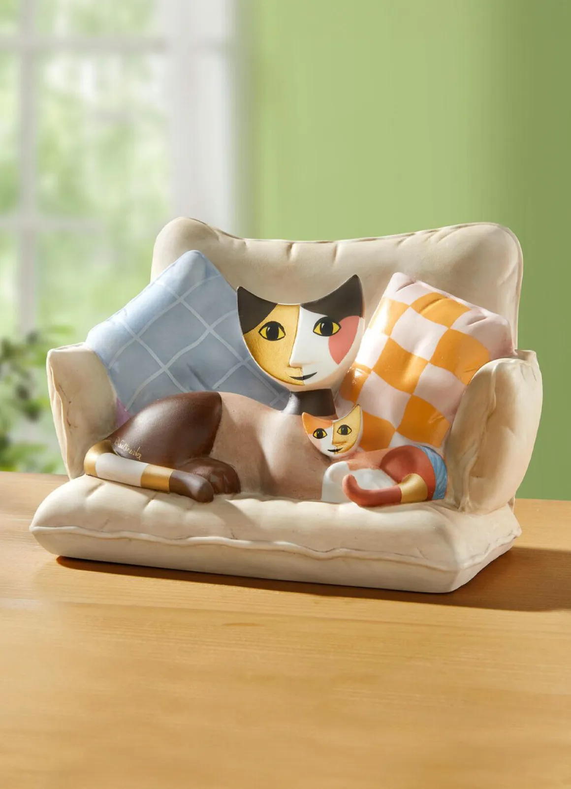 Katzenmama auf Sofa aus der Rosina-Wachtmeister-Kollektion