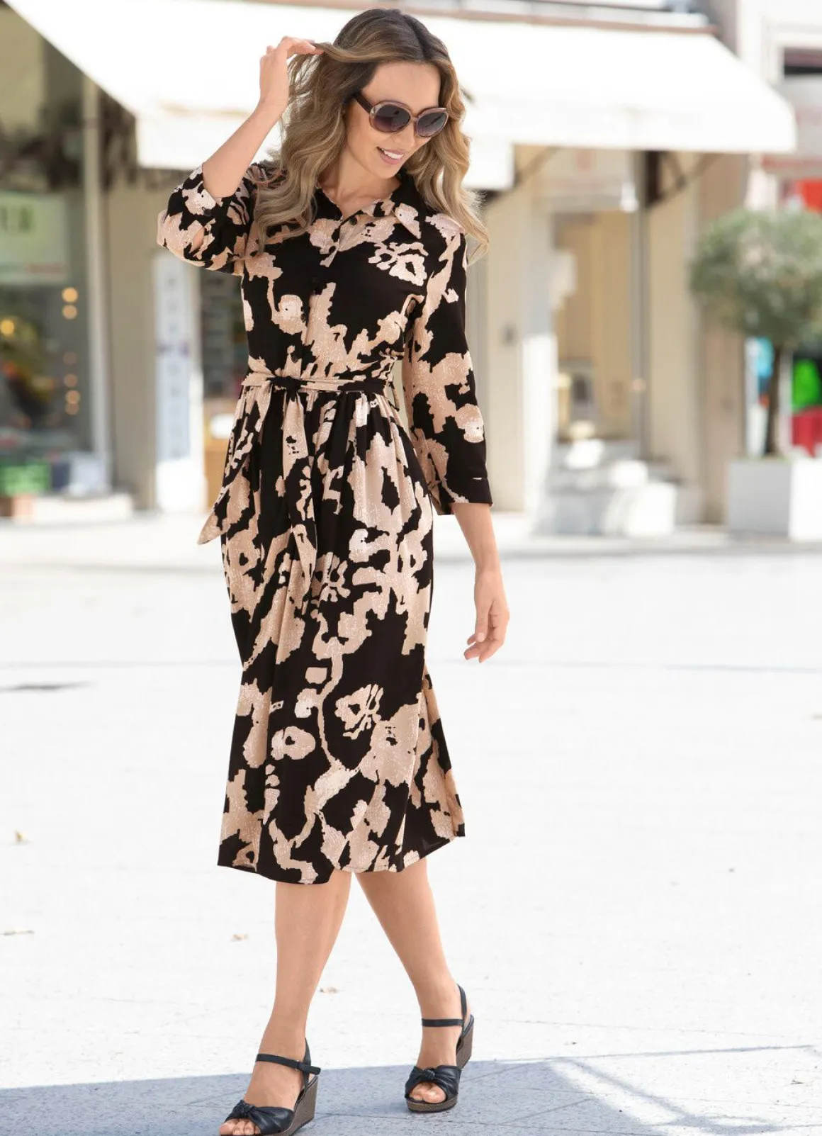 Kleid mit Bindegürtel
