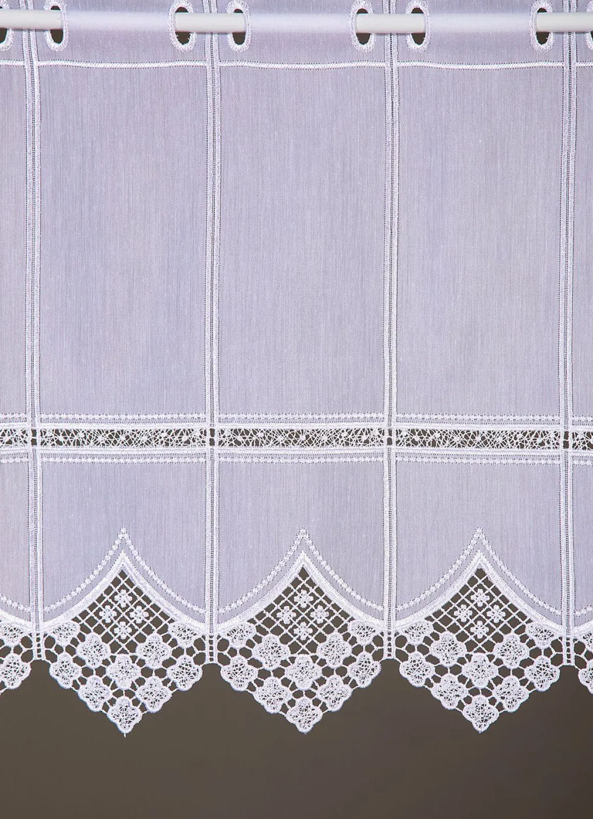 Kurzstore mit edler Macramé-Spitze und Stangendurchzug