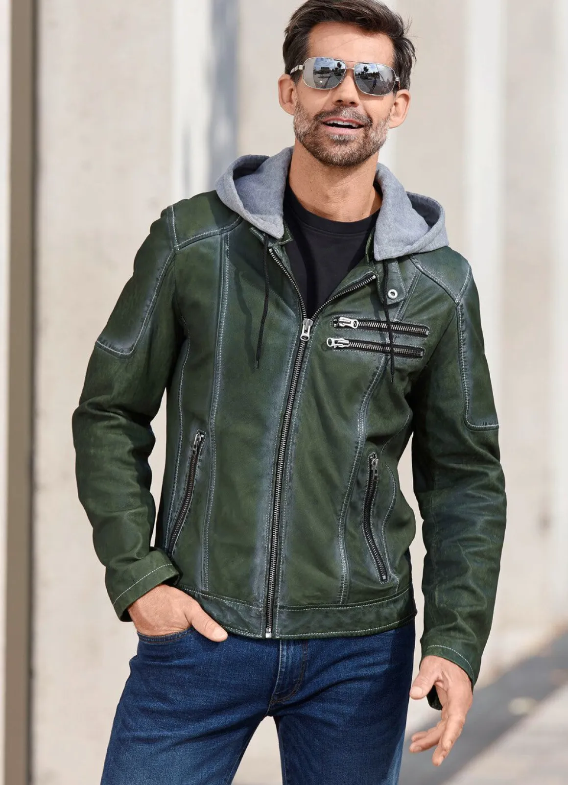 Lederkurzjacke mit Kapuze