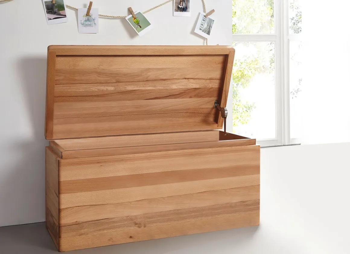Massivholz Truhe mit gerundeten Ecken und Kanten