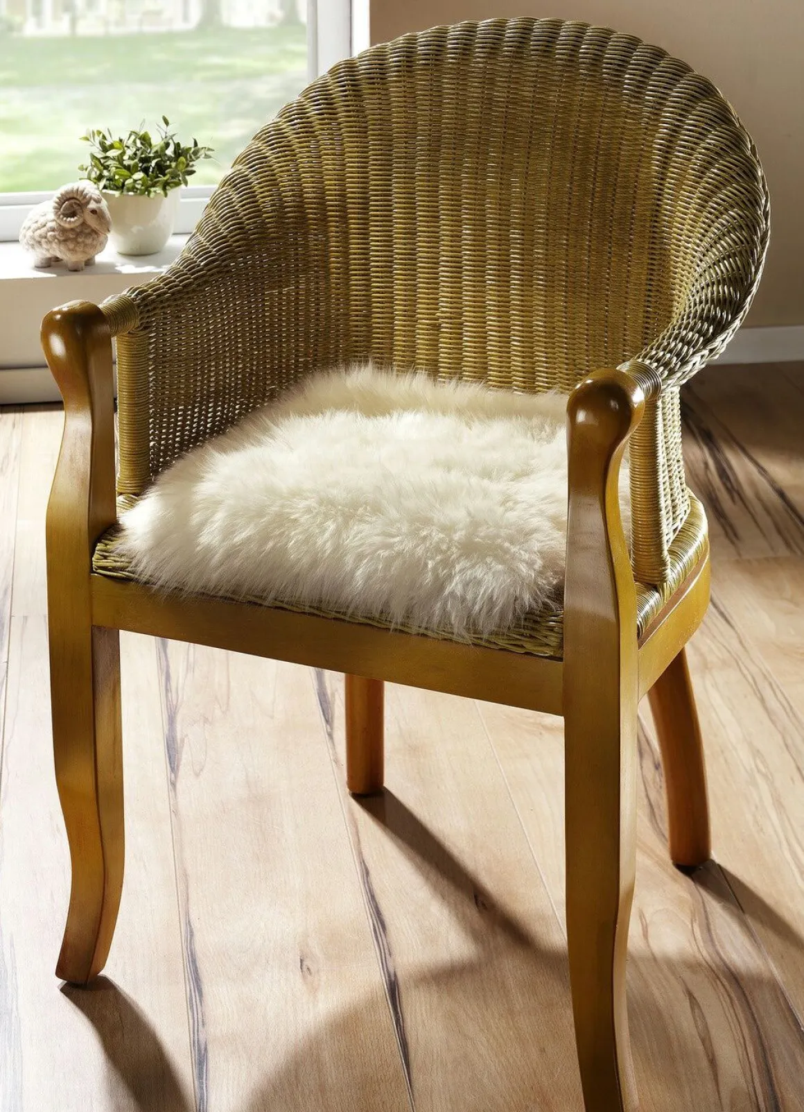 Merino-Lammfell-Sitzauflage in Tierform