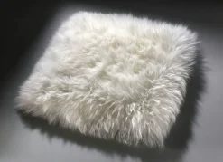 Merino-Lammfell-Sitzauflage in Tierform