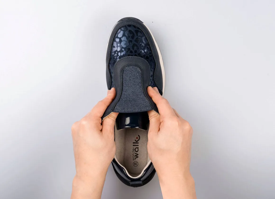 Modischer Stretch-Sneaker im Leo-Look