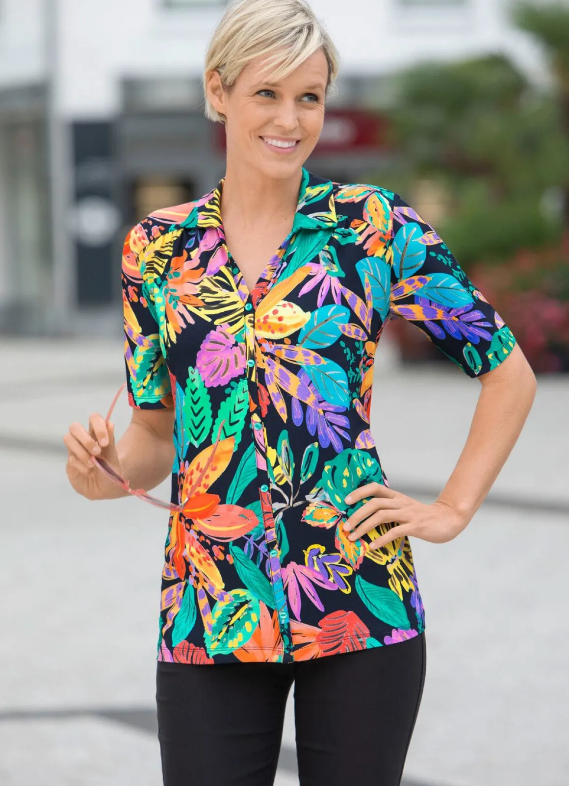 Poloshirt mit durchgehender Zierknopfleiste