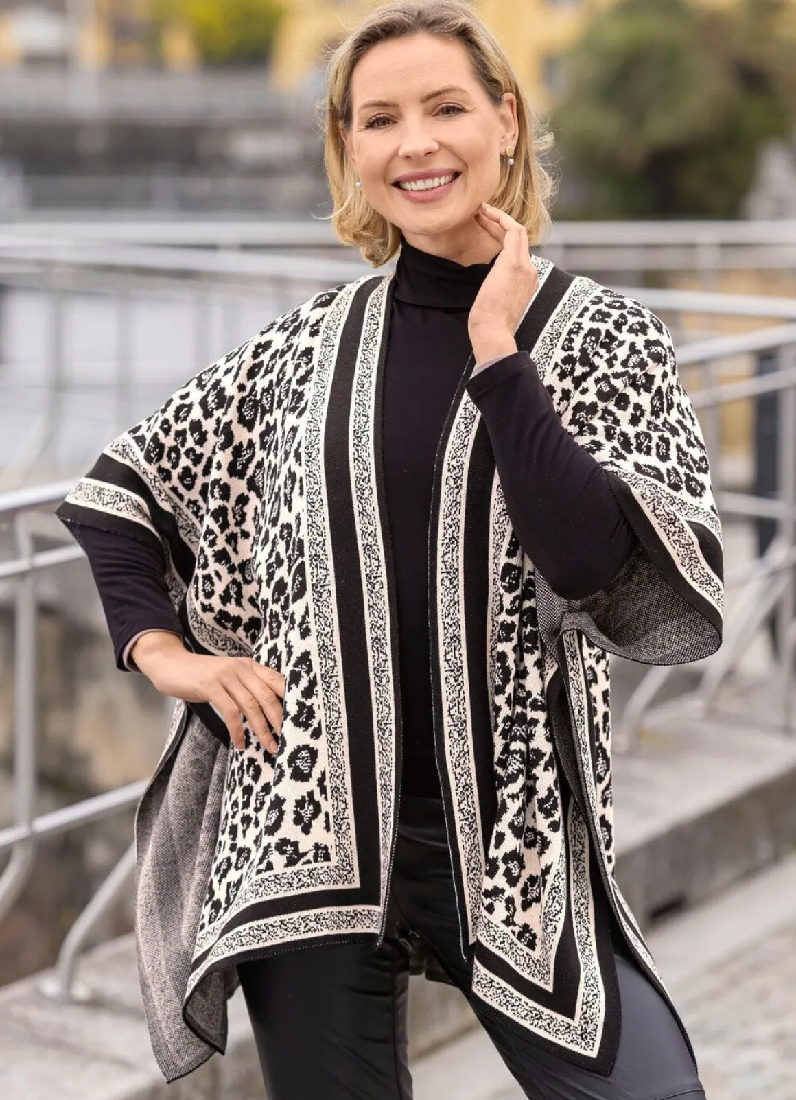 Poncho in Jacquard-Dessin