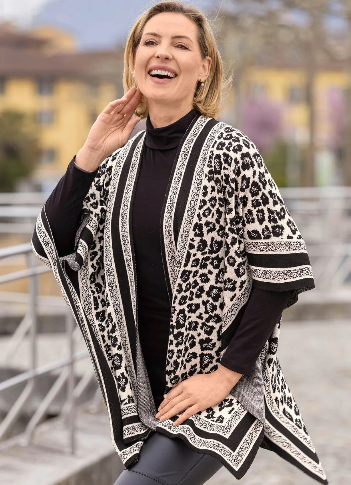 Poncho in Jacquard-Dessin