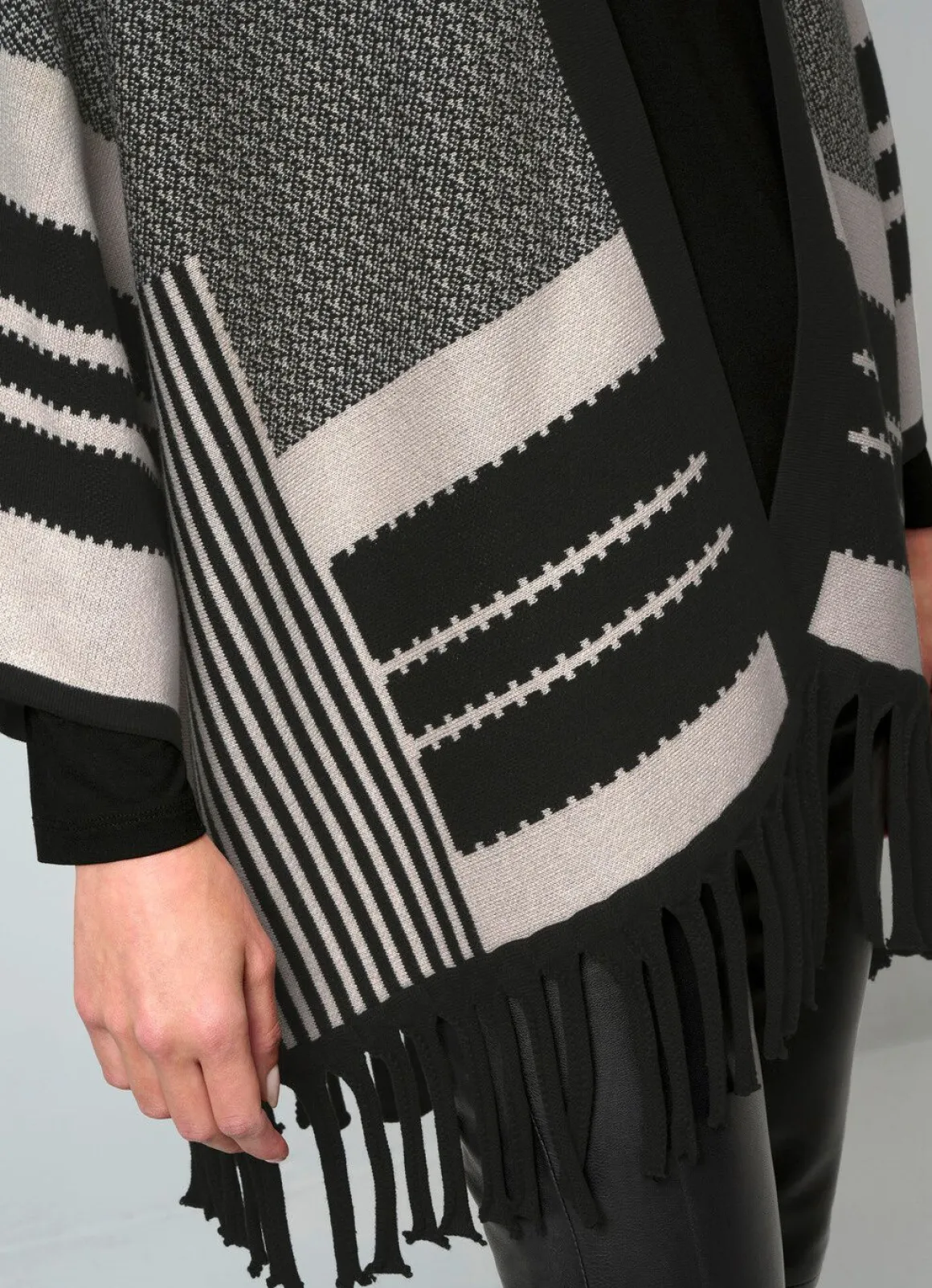 Poncho-Strickjacke in Jacquard-Dessin