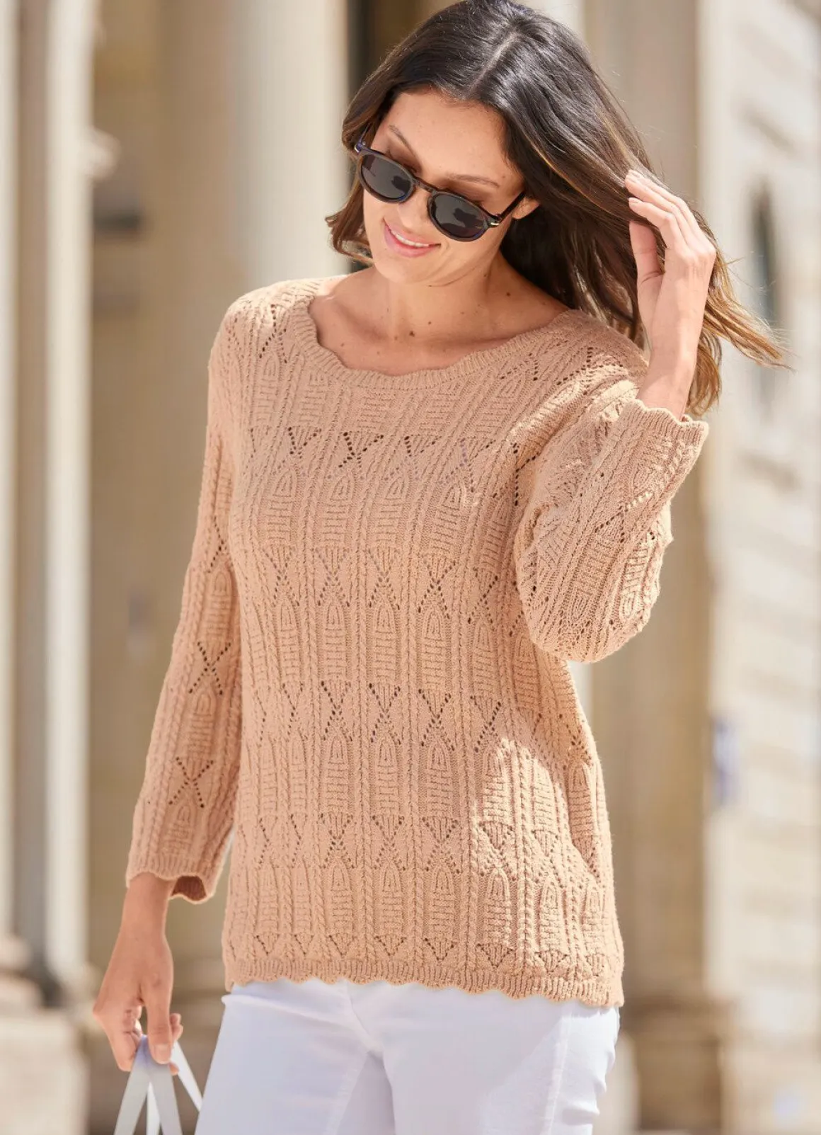 Pullover im Mustermix und mit Wellenabschlüssen