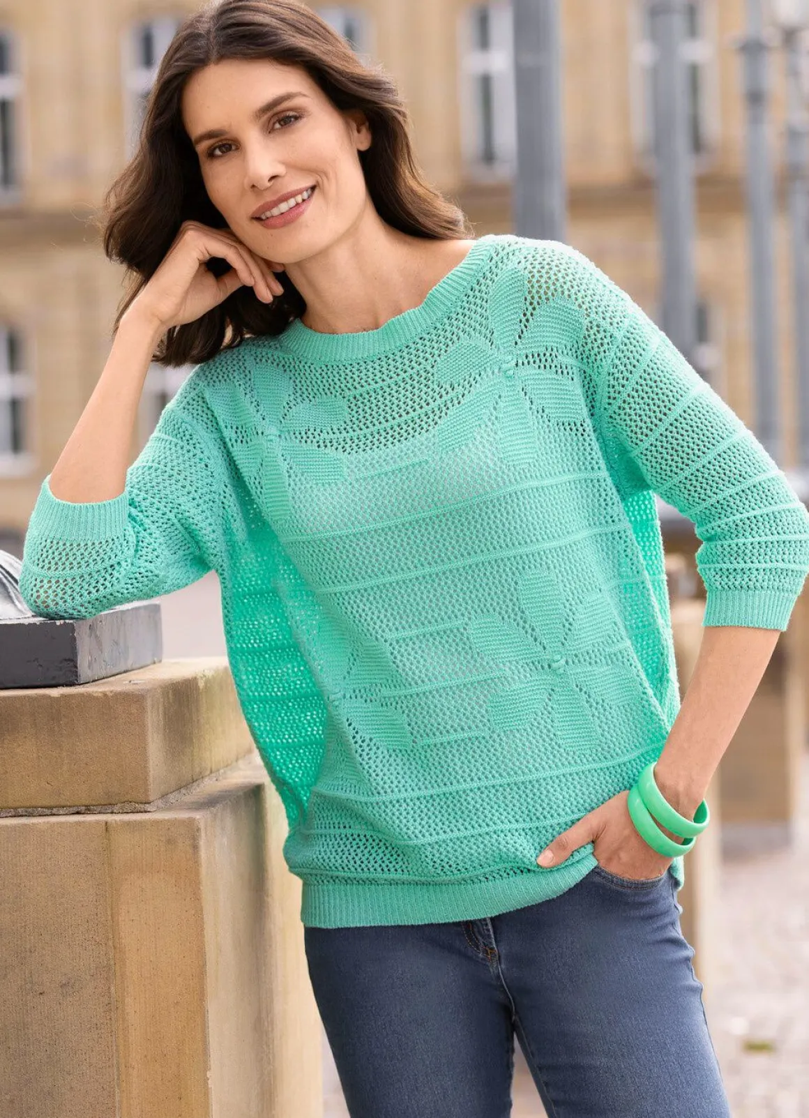 Pullover in transparenter Optik mit Blütenmotiven