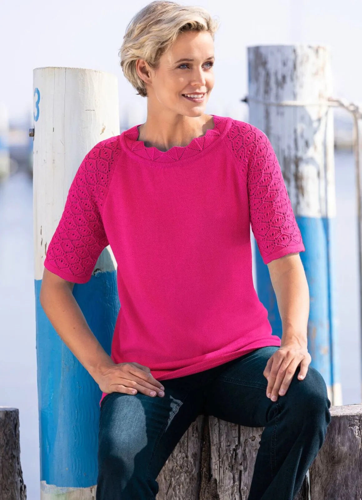 Pullover mit dekorativem Halsausschnitt