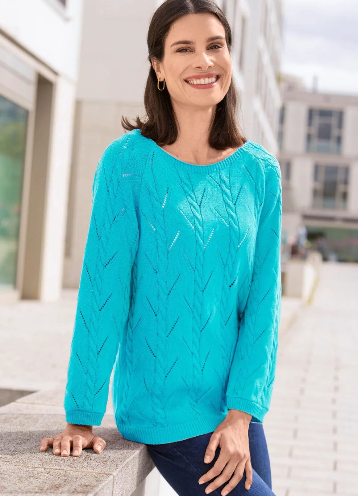 Pullover mit Zopfstrukturen und Ajourmustermix