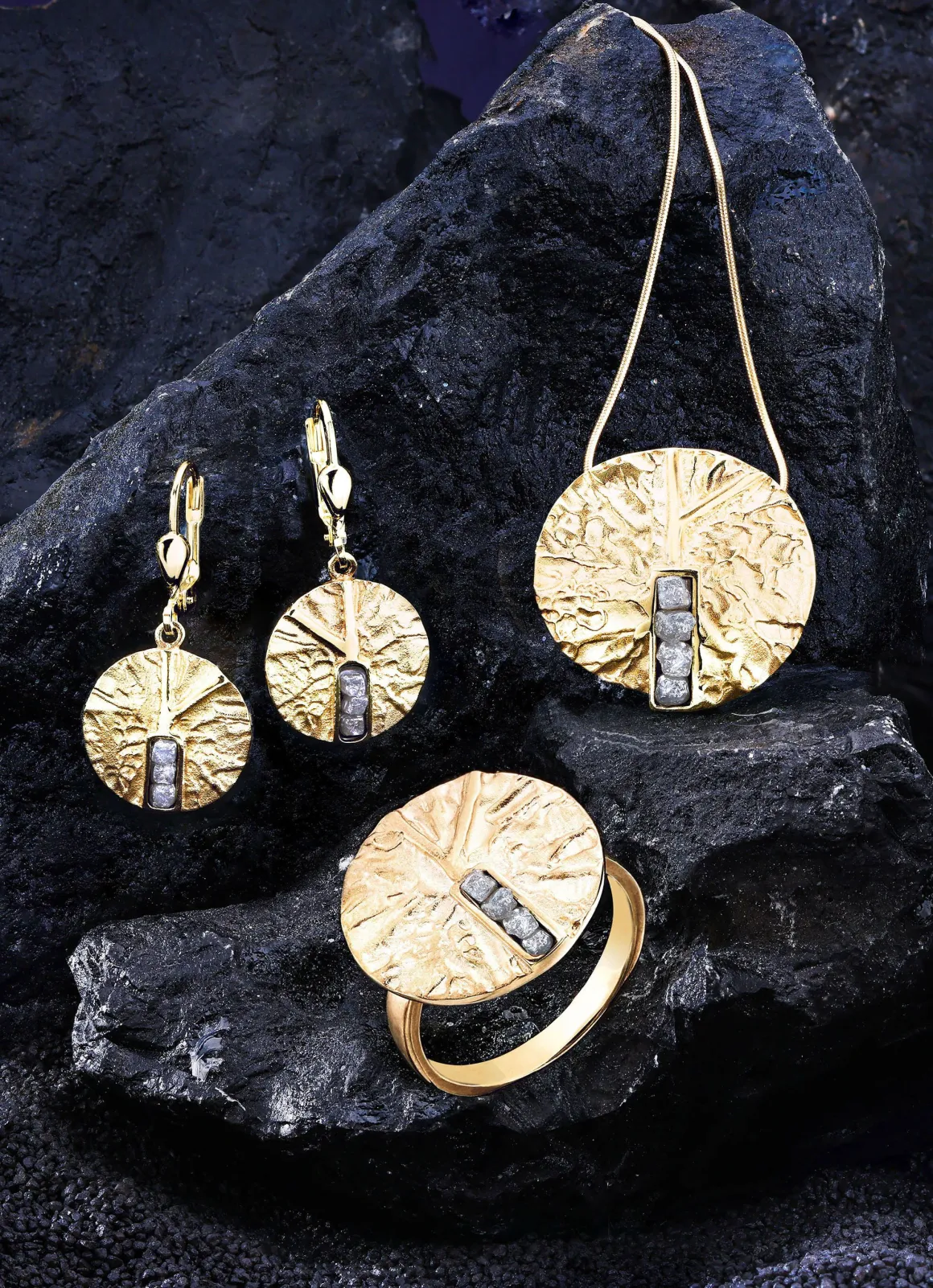 Pure Eleganz:Damenring mit 4 Roh-Diamanten