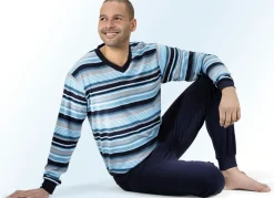 Schlafanzug aus Frottierstretch mit Bündchenabschlüssen, V-Ausschnitt und garngefärbtem Ringeldessin