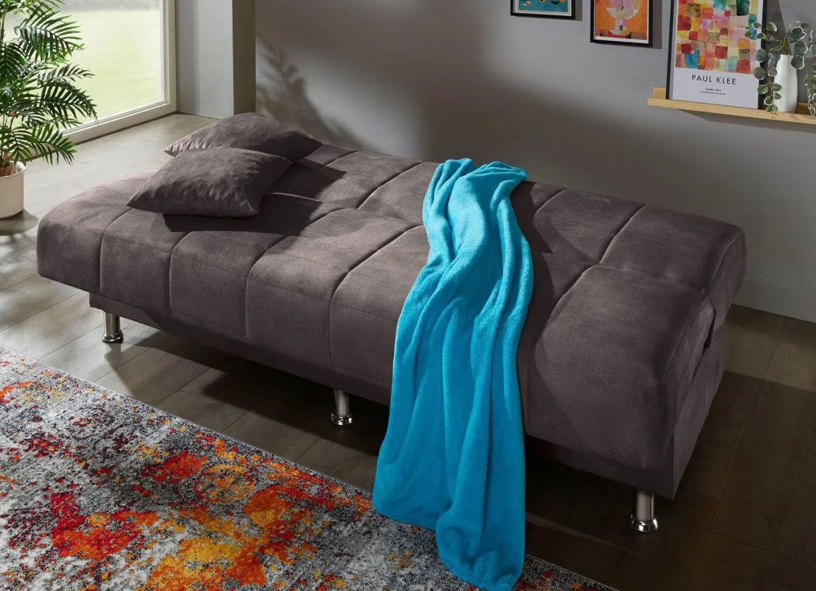 Schlafsofa mit Bettkasten und Dekokissen