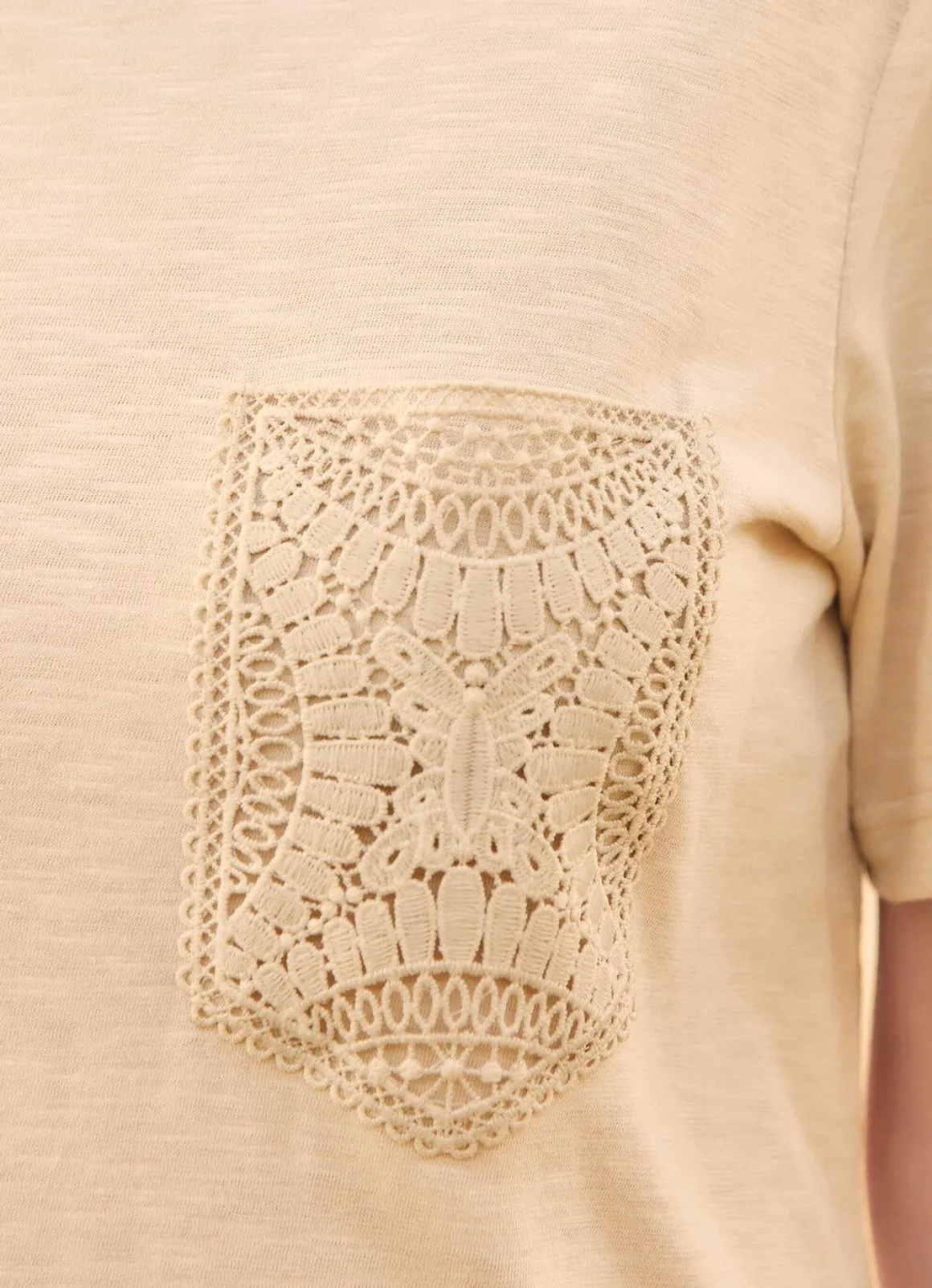 Shirt mit Häkelspitze