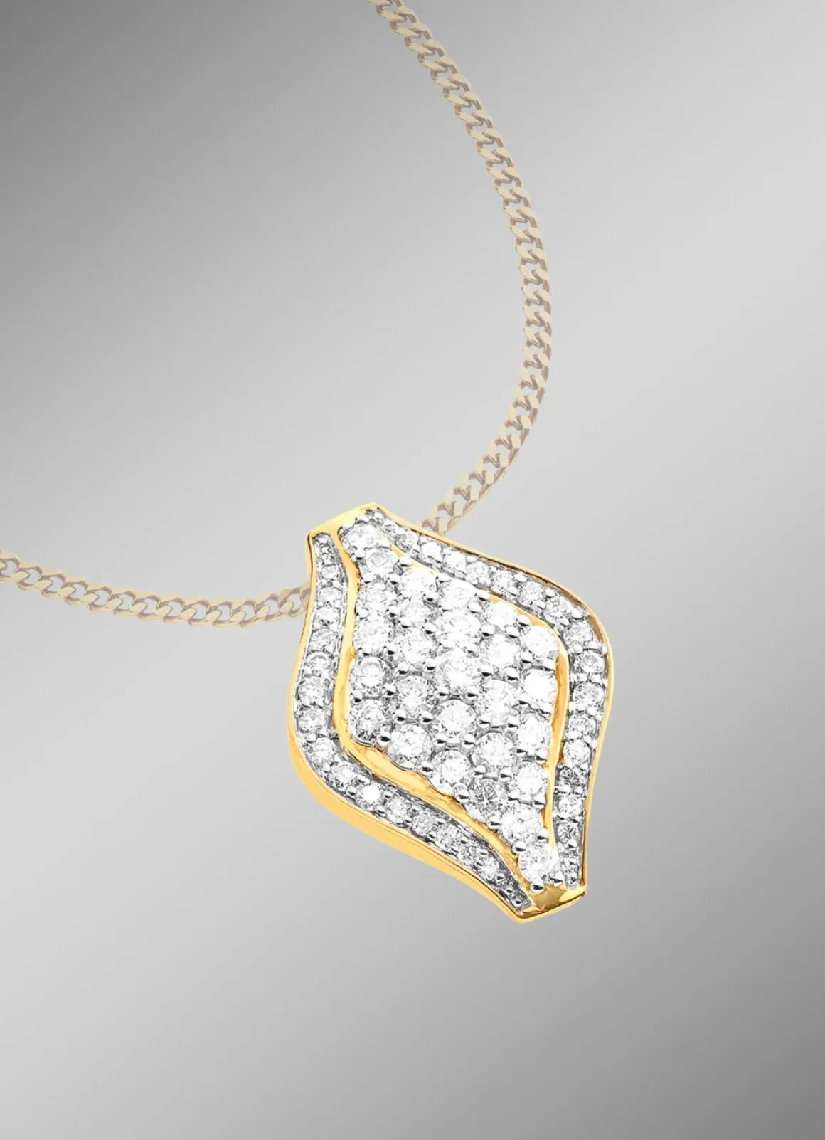 Stark ausgefasster Anhänger mit Brillanten